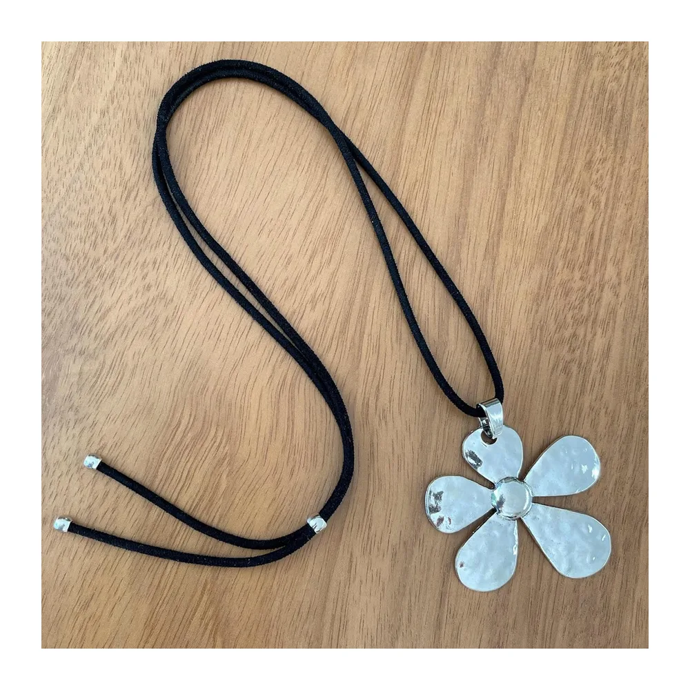 Collier avec Grand Pendentif Fleur Argenté