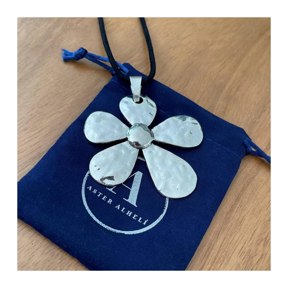 Collier avec Grand Pendentif Fleur Argenté