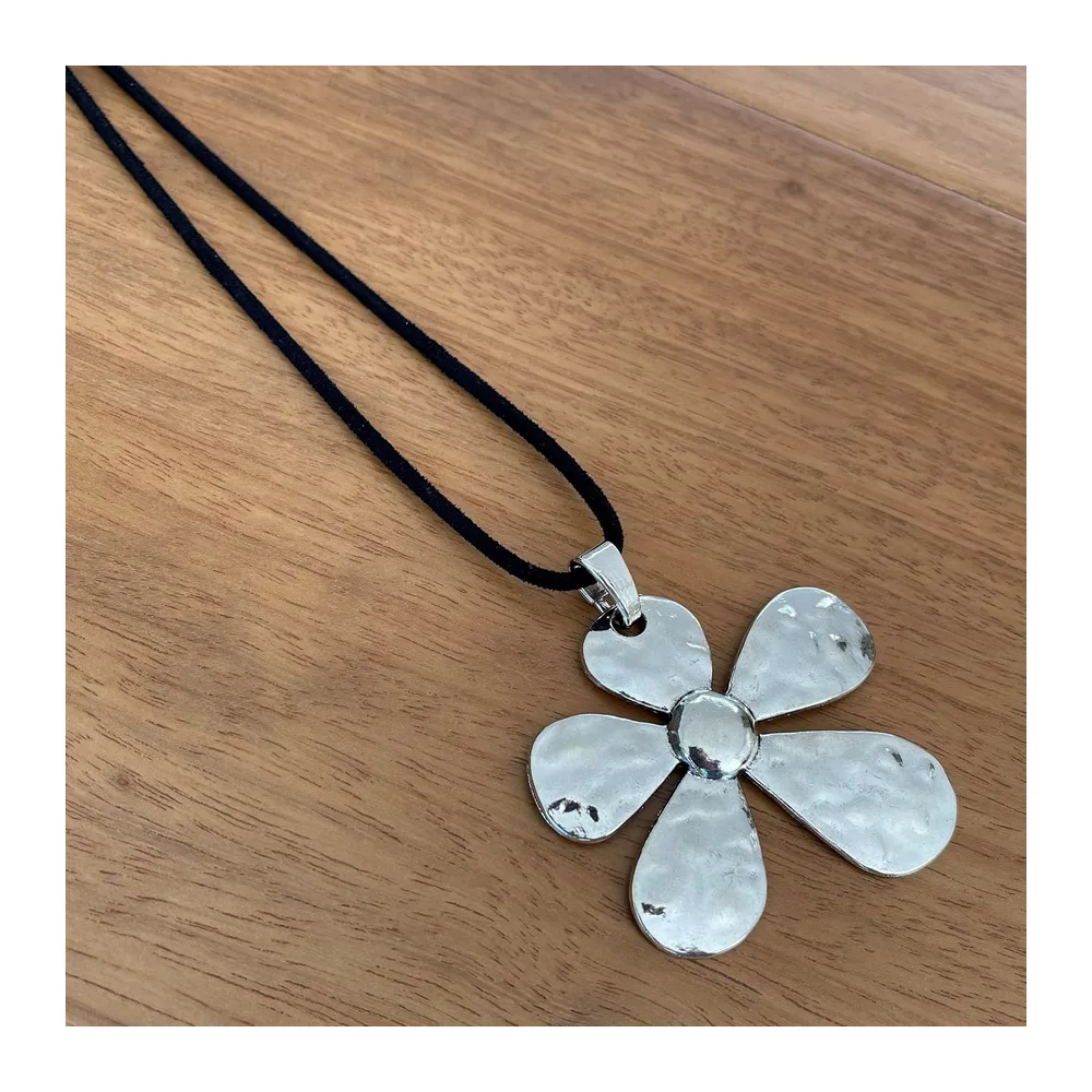 Collier avec Grand Pendentif Fleur Argenté