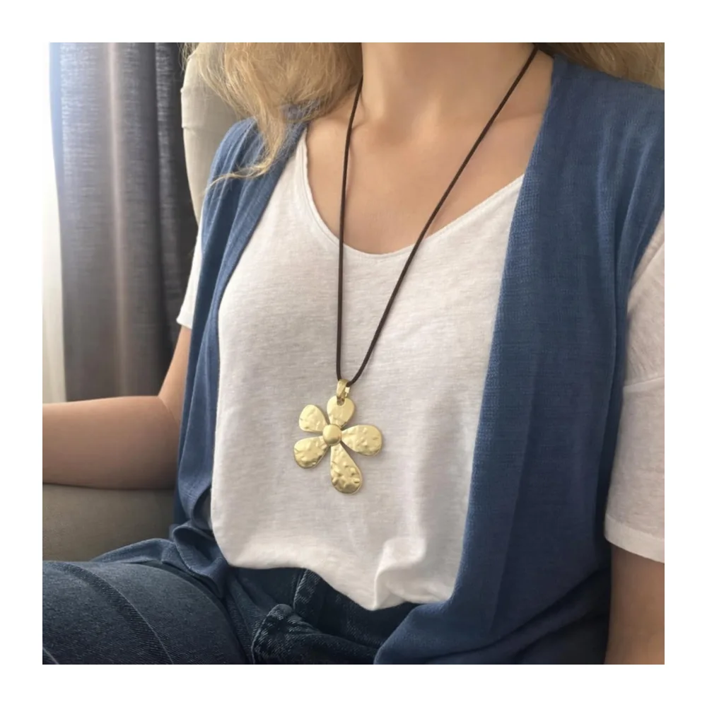 Collier avec Grand Pendentif Fleur Argenté
