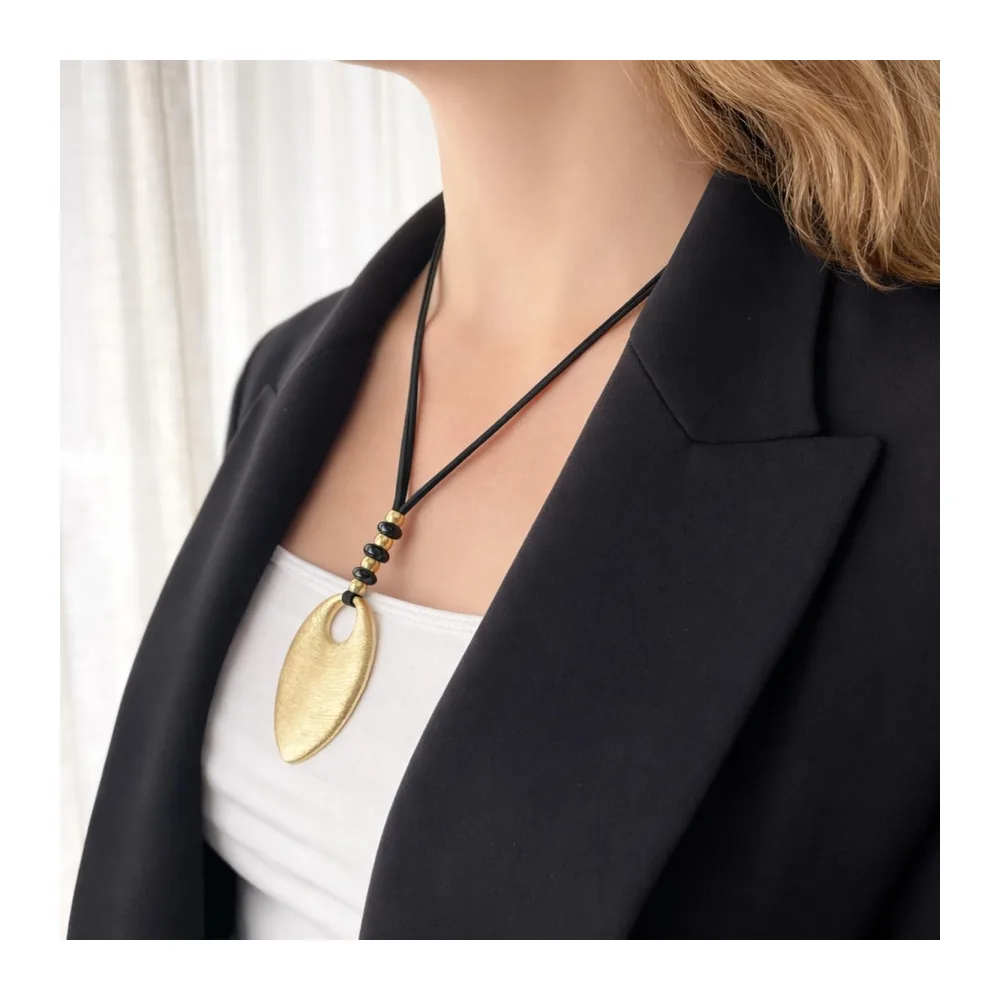 Collier Long en Agate Noire et Zamak Doré