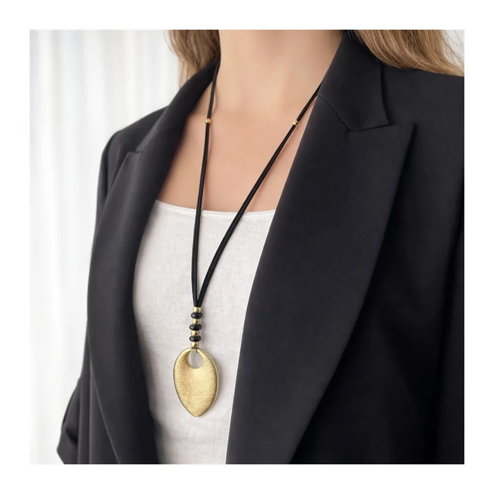 Collier Long en Agate Noire et Zamak Doré