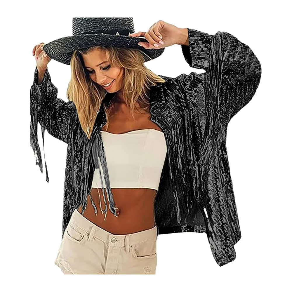 Veste tendance avec franges élégantes et paillettes scintillantes dans un style — Noir