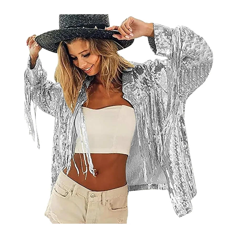 Veste tendance avec franges élégantes et paillettes scintillantes dans un style — Argenté